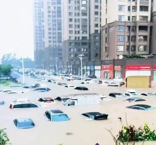 《暴雨引发城市内涝》暴雨引发城市内涝 ​​​