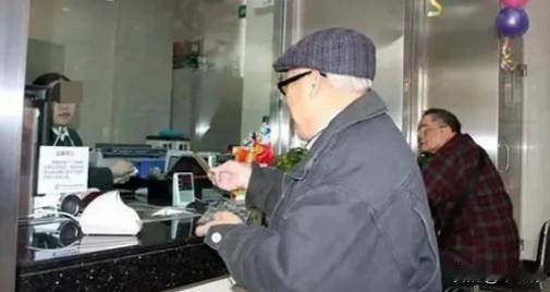 “银行抢钱！”河南，一老人拿5万存单，到银行取钱，岂料，柜员一看存单是30年前的