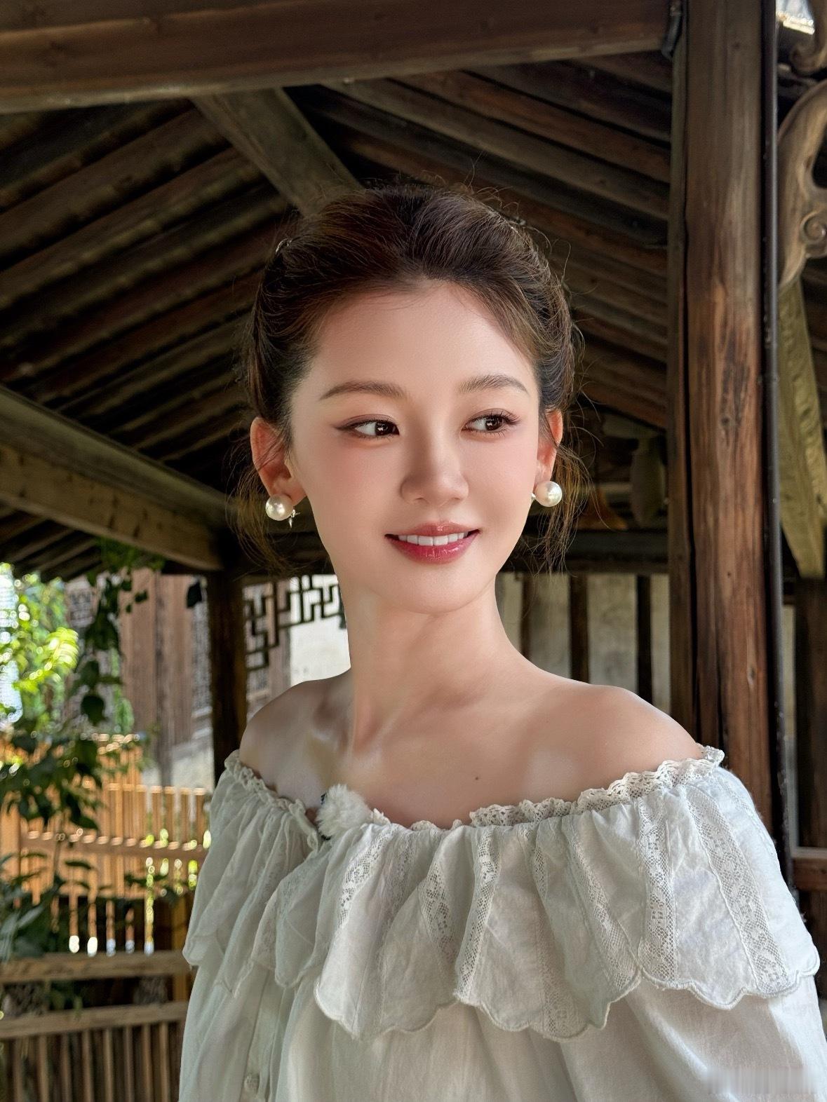 苗苗自己剪了短发苗苗也太有生活感了，感觉苗苗一直留给大家的印象都是温柔长发，自带