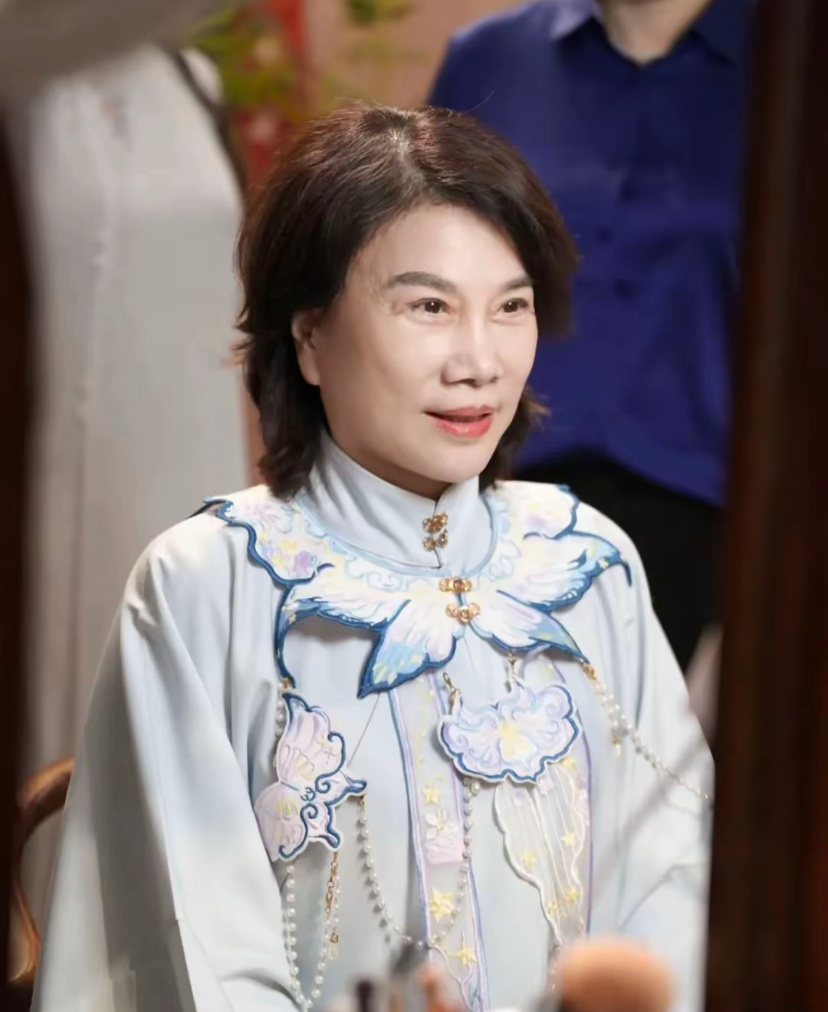 董明珠穿汉服上街，王自如陪同，网友说像慈禧太后！网友评论爆笑 ​​​