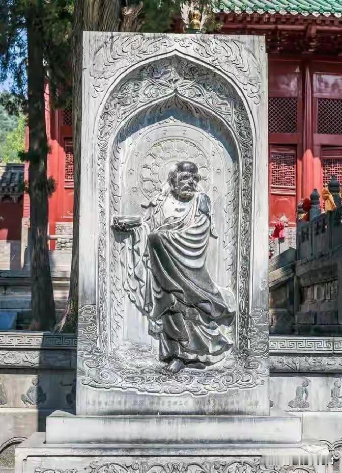 少林寺｜一苇渡江，达摩初祖
走进少林寺，便绕不开达摩的故事。
 
山门红墙黛瓦，