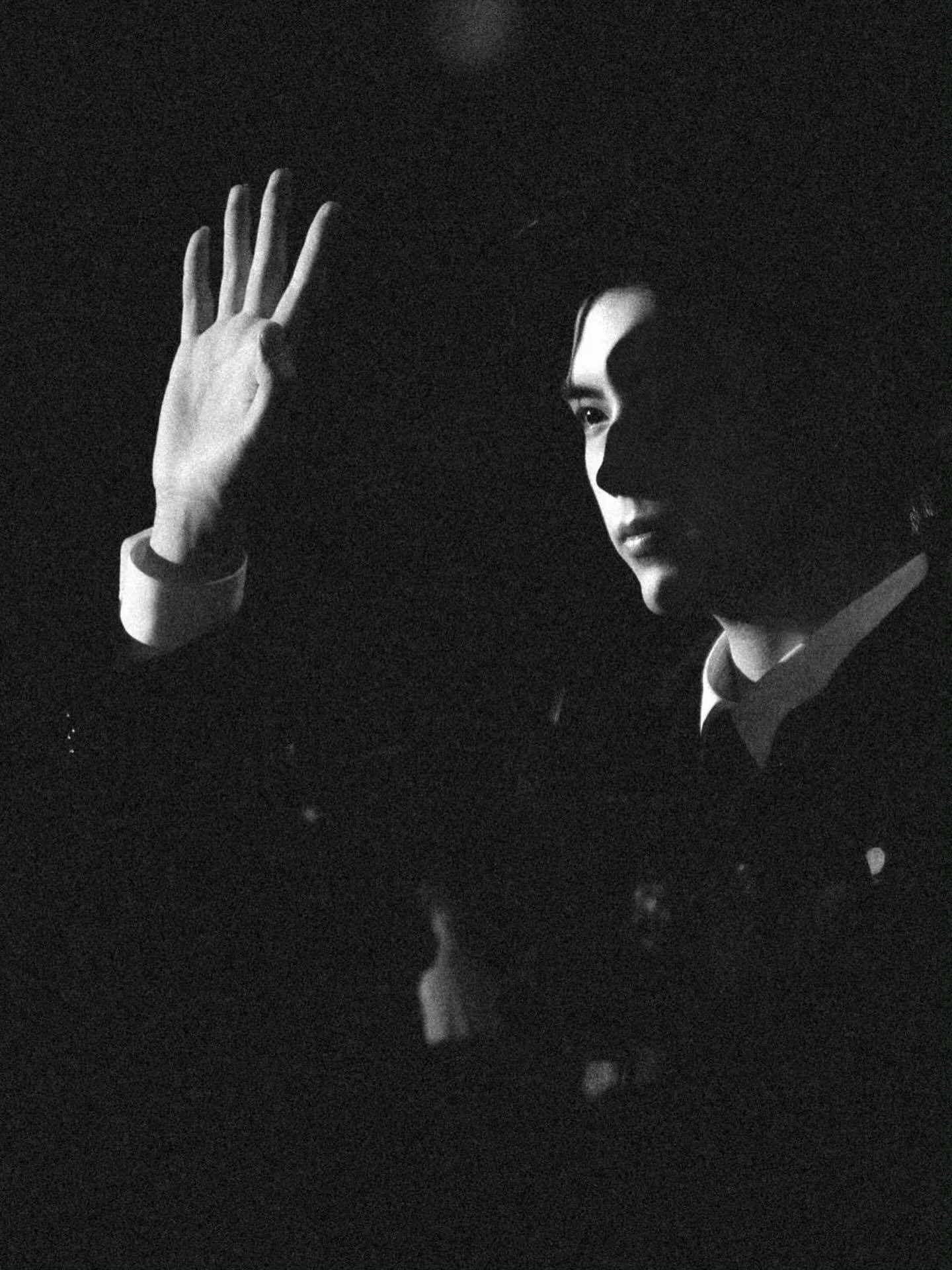 陈飞宇神图来了，这张黑白照片在构图和光影上都极具戏剧张力 