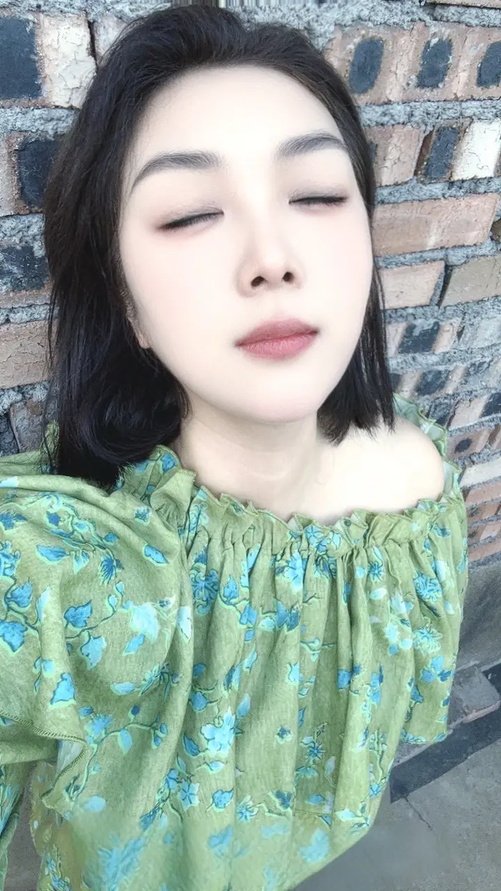 所以谁最爱你？你又最爱谁呢？人到中年才懂真正的爱不需要用力握紧，而是像...