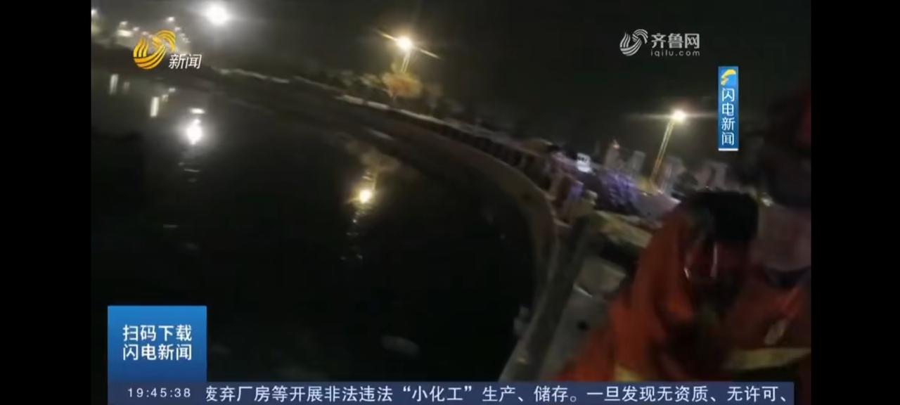 滨州渤海18路，有人被困车顶....

2025年12月13日5时17分，山东滨