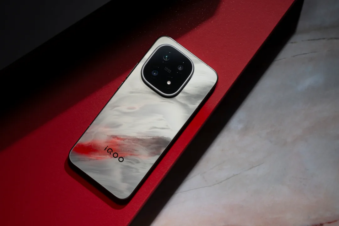 iQOO 15凌云图赏：水墨山河，赤霞为锋