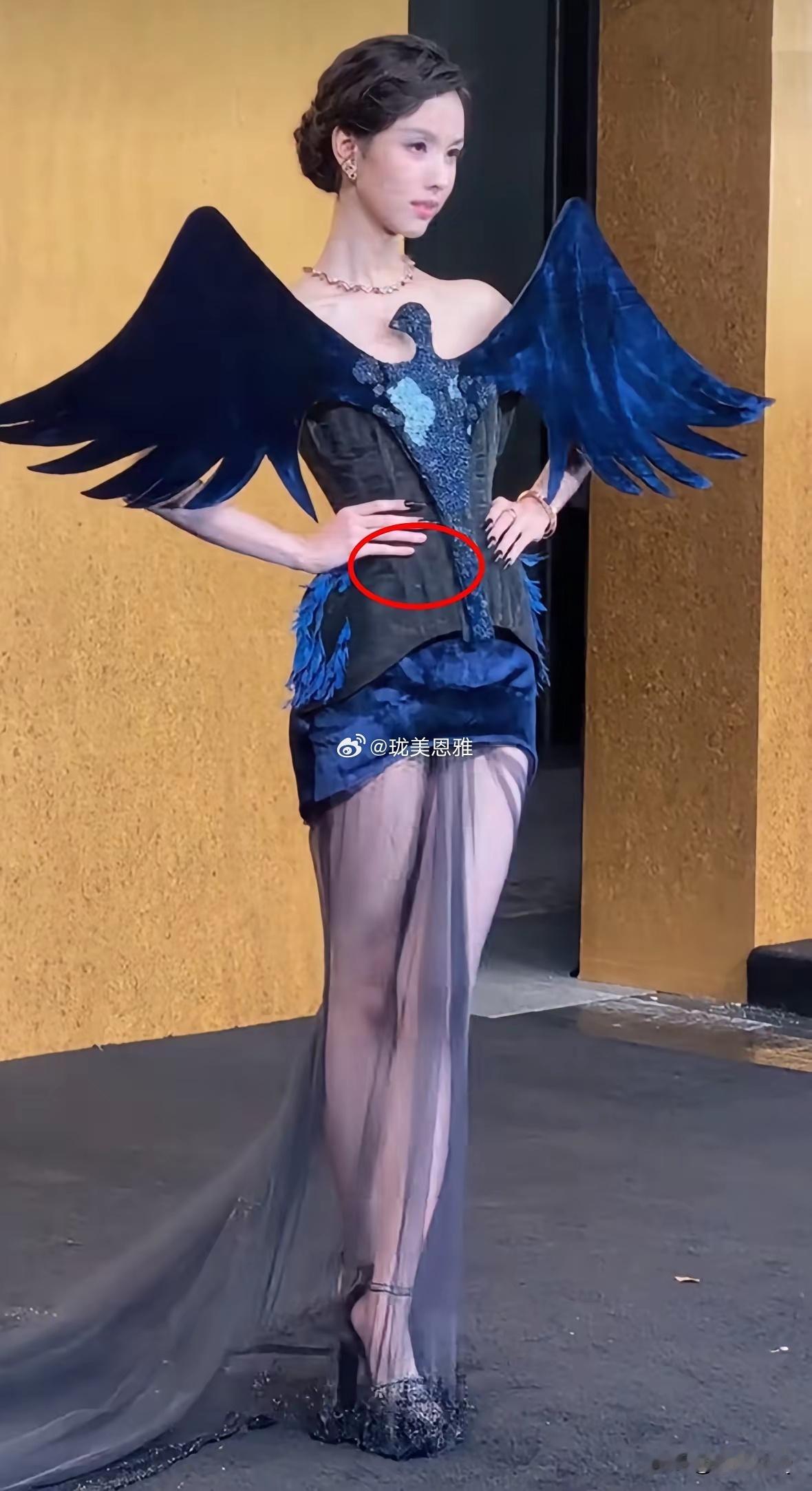 陈都灵天鹅造型美虽美，但黑纱裙摆真的很不方便施展动作 ​​​
