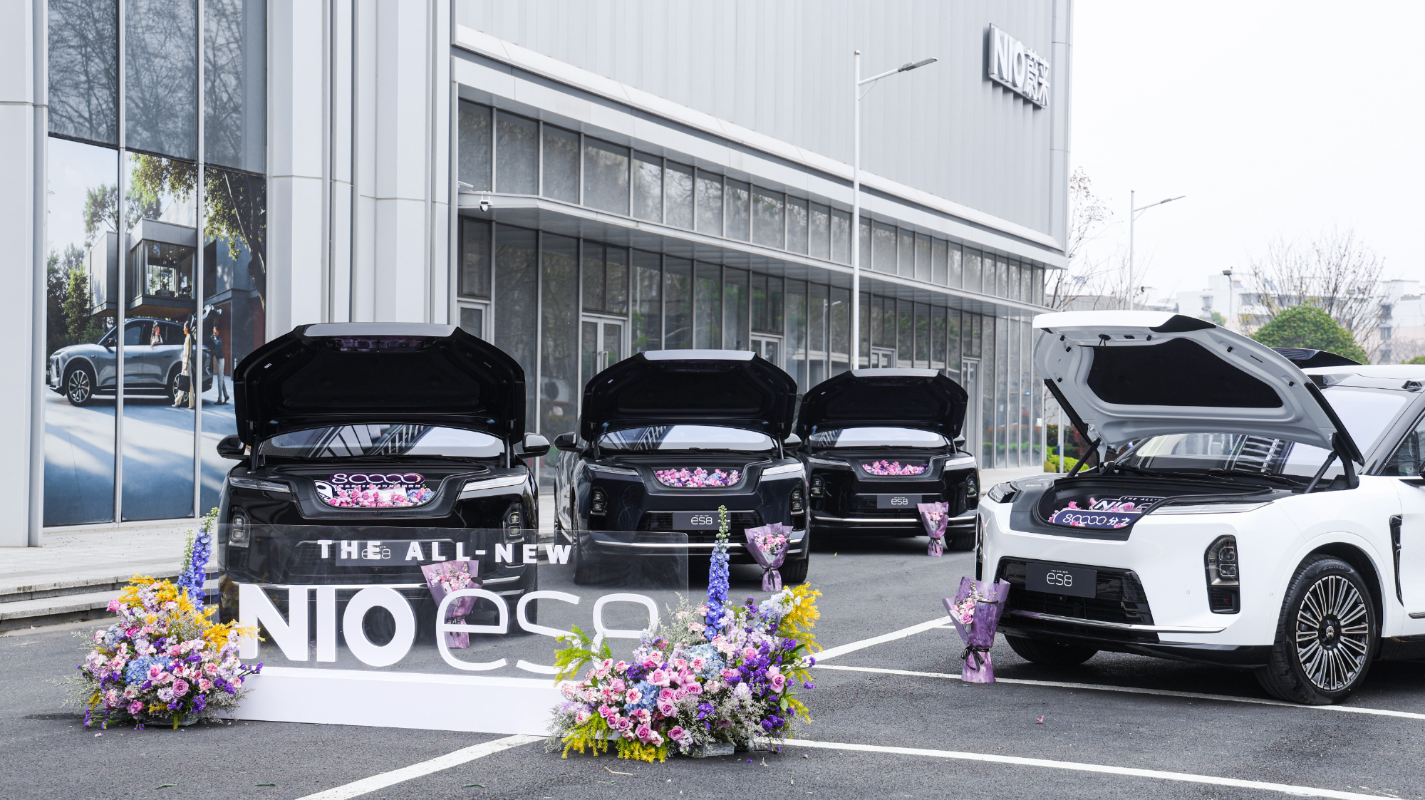 蔚来全新ES8，今天在杭州完成了第8万台的交付。从去年9月开启交付到现在，还不到