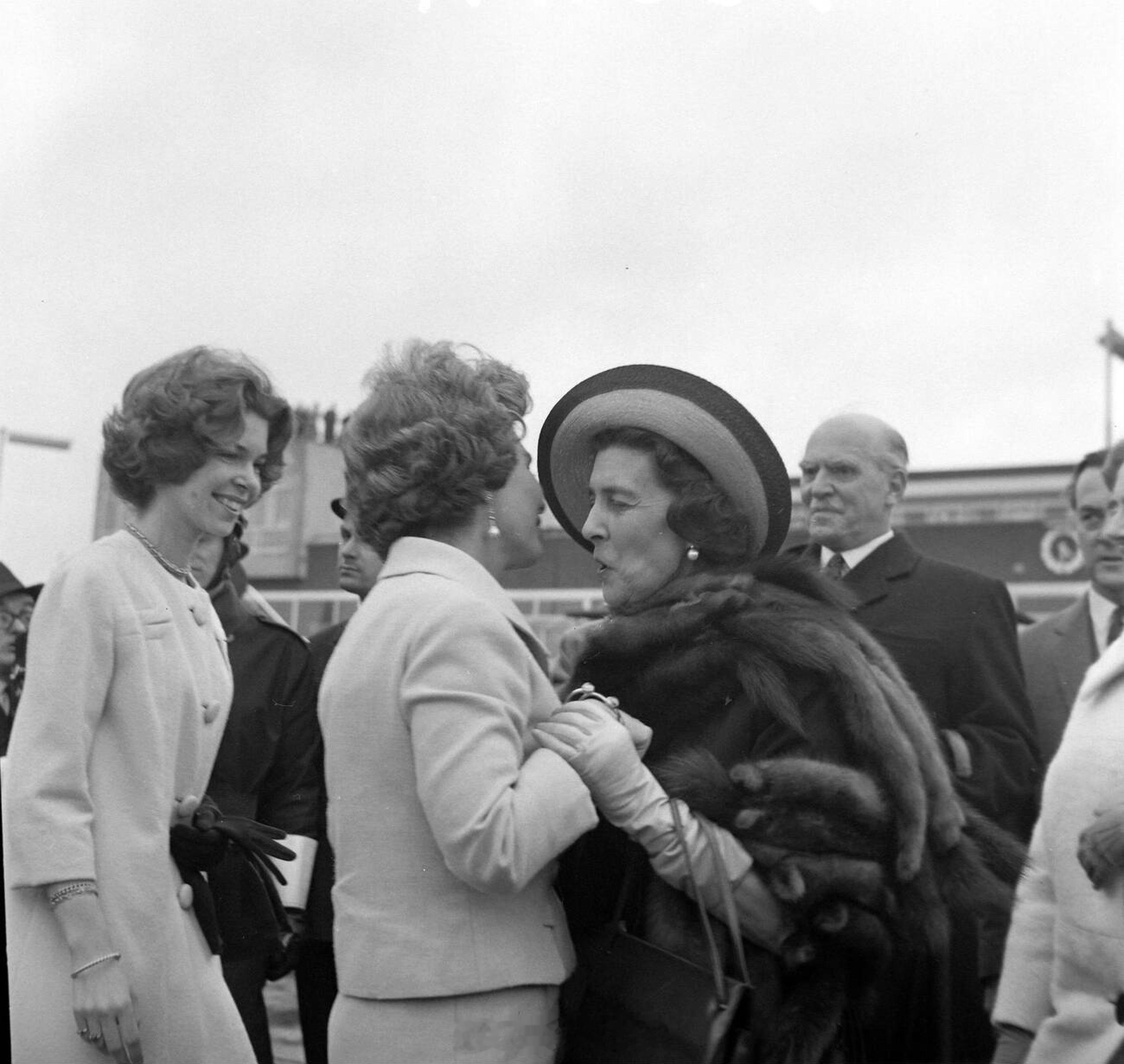 英国王室  1963年4月20日，肯特公爵夫人玛莲娜公主在伦敦欢迎她的堂嫂希腊的