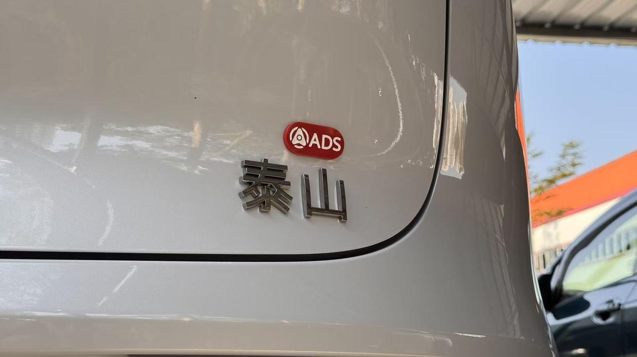 一份用户报告，藏着一个品牌的技术底色。
最近刷屏的华为乾崑智驾蛇年ADS出行报告