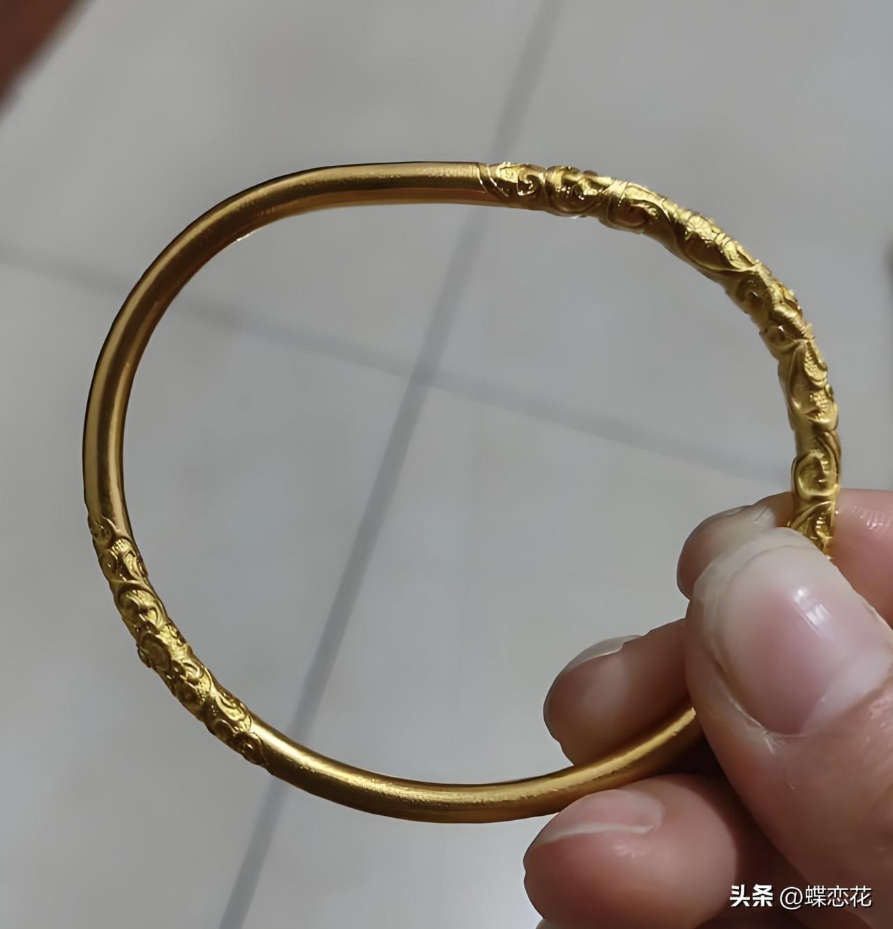 买金镯子却买了个教训。老婆国庆前去买了一个38克的卷草纹金镯子，1070一克，花