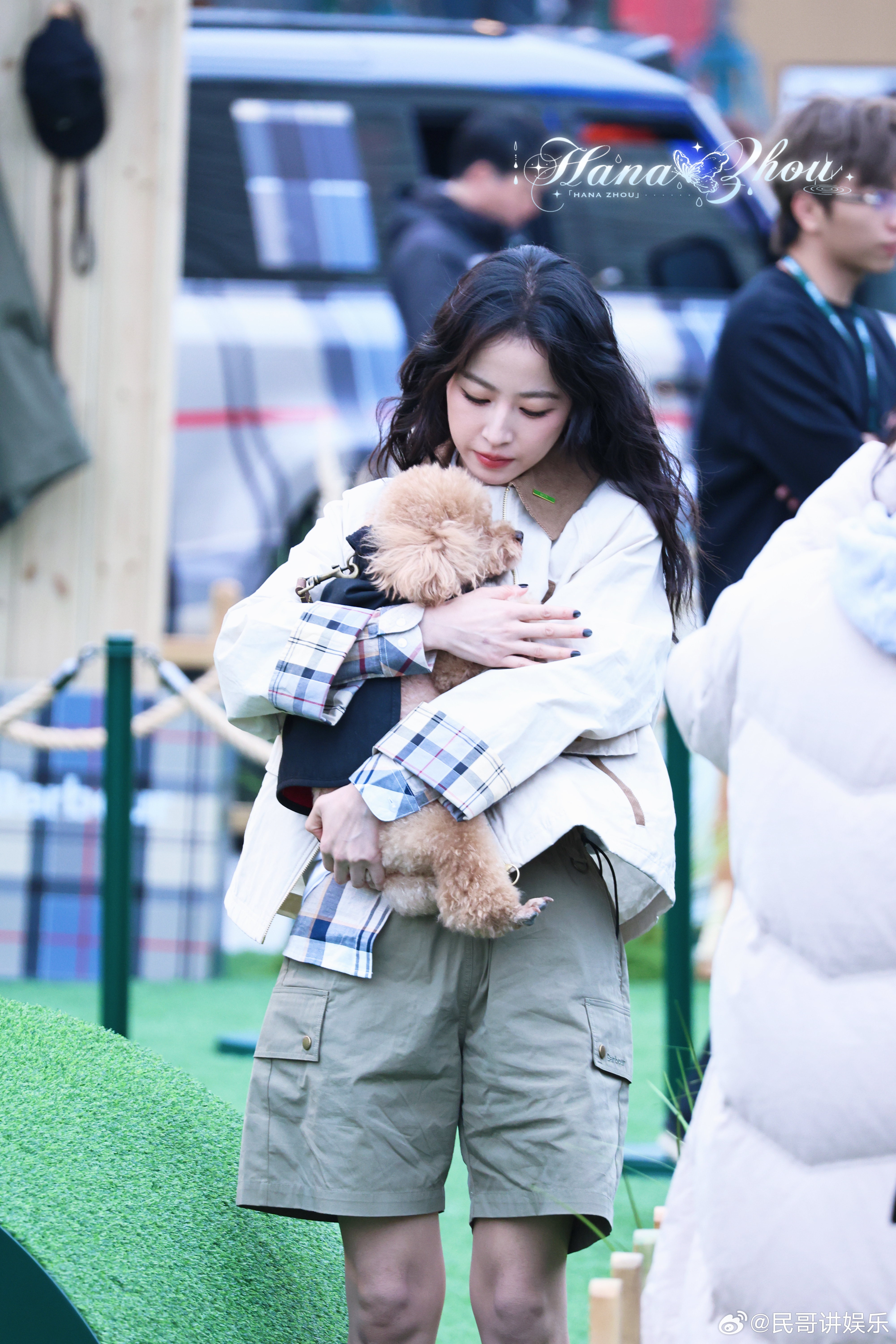 想魂穿周雨彤手里牵着的那只小狗被周雨彤的英伦风硬控了 羊毛卷被风吹得乱翘，姐姐用