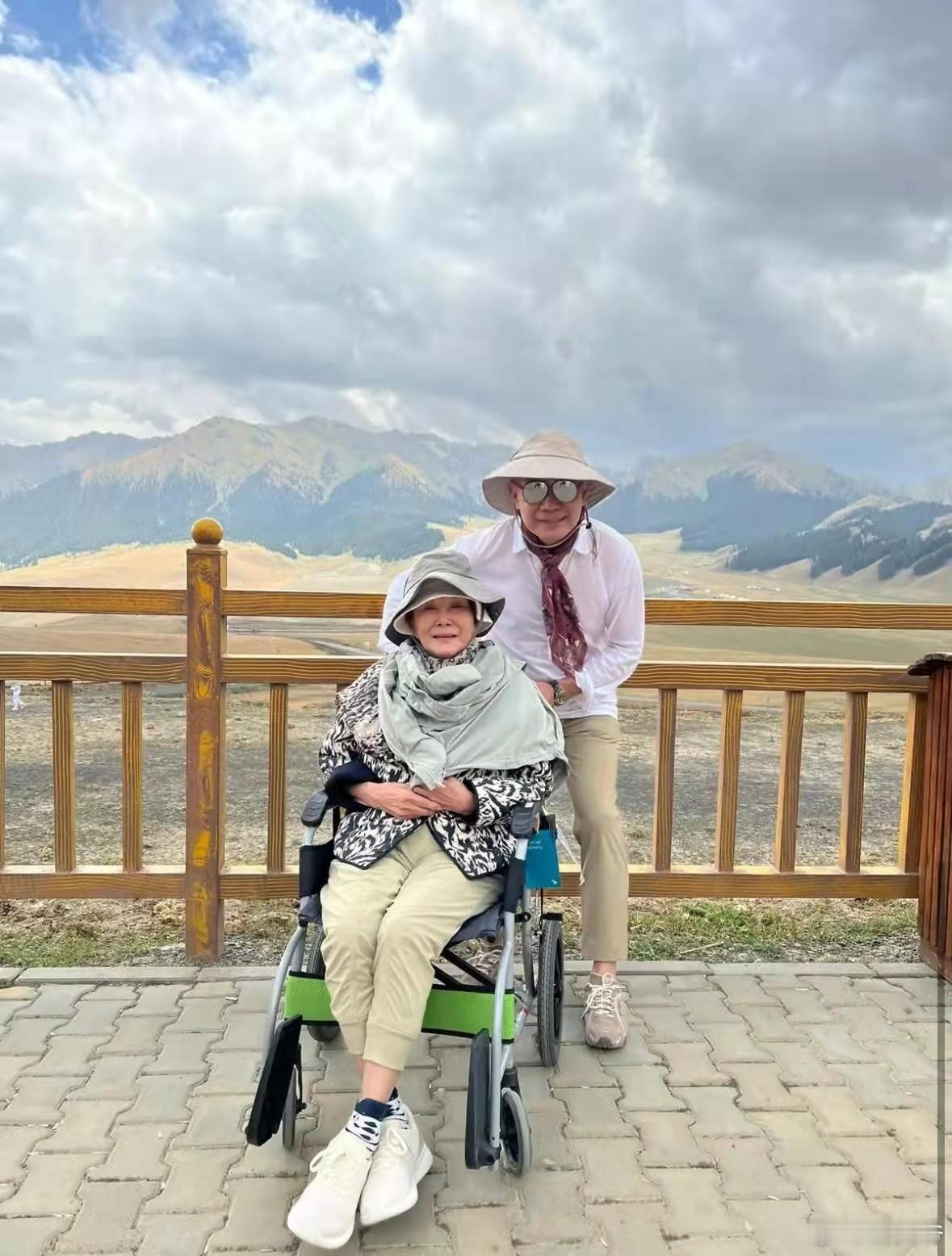 80岁白韵琴在新疆旅游，坐轮椅出镜着装严实，小15岁丈夫形影不离！ ​​​