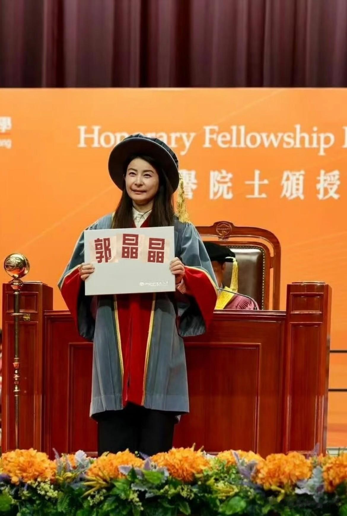 45岁郭晶晶获颁荣誉院士
做为跳水女皇拿下31个世界冠军
这下张家齐妈妈看了要睡