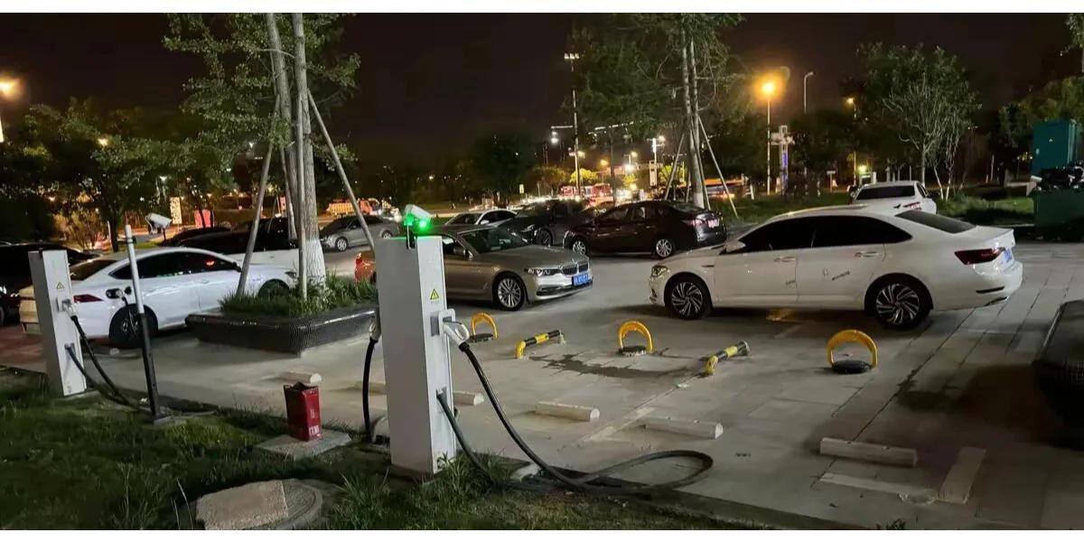 电车车主加地锁不给油车占车位，没想到油车车主的做法更绝。

停车场设计中的停车位