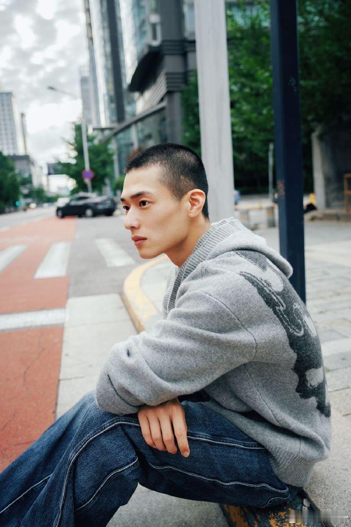 要不是寸头我以为杨洋呢 救命！卢飞扬这低音炮也太像杨洋了吧，唱情歌的时候直接把我