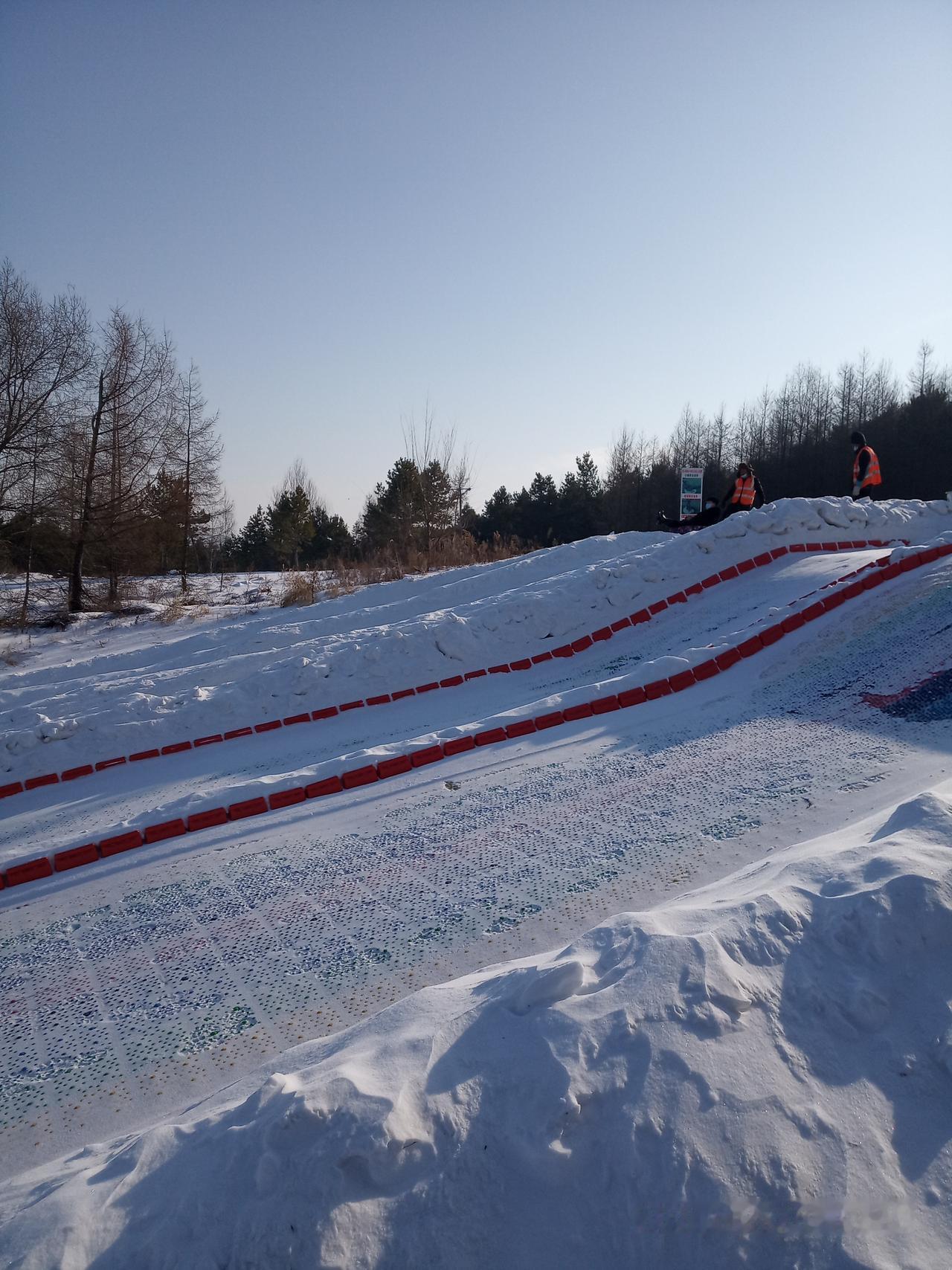 洗脚水都被喝光，要多离奇就有多离奇
五月的北国，遍地春光，山峦和田野都披上了绿装
