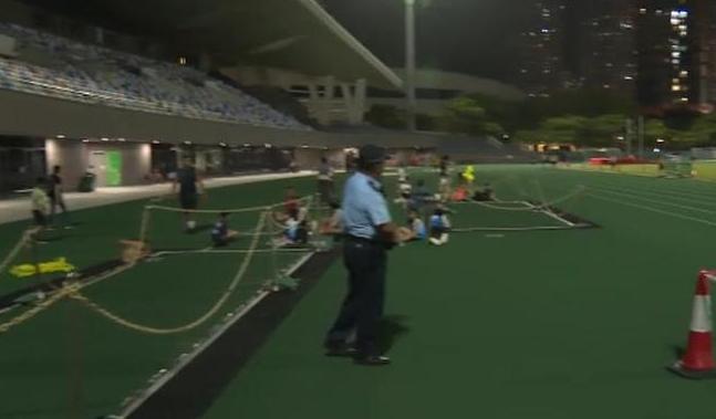“太痛心了！”香港，一11岁男童在父亲陪同下前来跑步，父亲暂离后由教练指导完成热