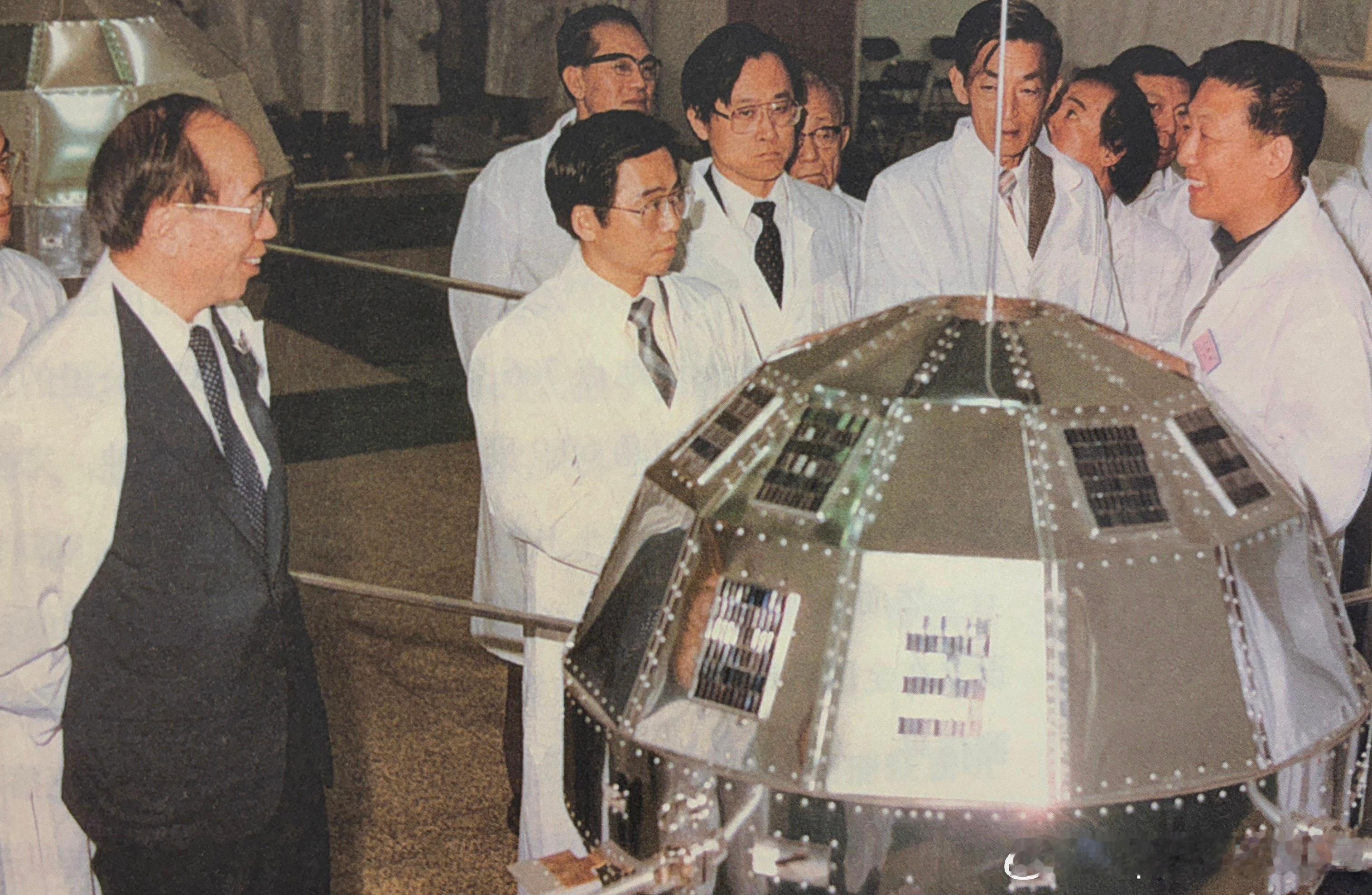 90年代孙家栋（右一）在卫星测试现场军事历史全触达