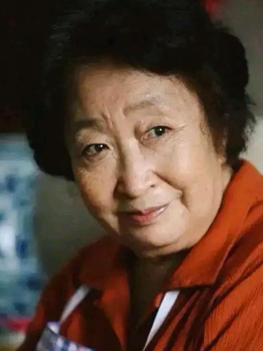我妈是彭玉的粉丝，
看到彭玉去世的消息，沉默了很久，
突然说道，别看她活得久，儿