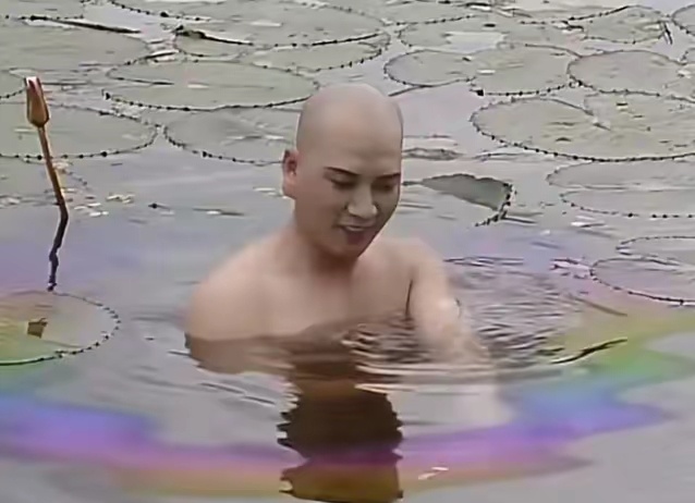 当年，唐僧在洗澡的时候，其实是在冒着生命危险。导演杨洁为了营造出金蝉子洗澡时的彩
