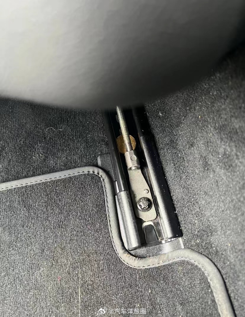 网友求助：除了拆椅子，还有什么办法能把硬币拿出来吗？#葱哥大视野# ​​​