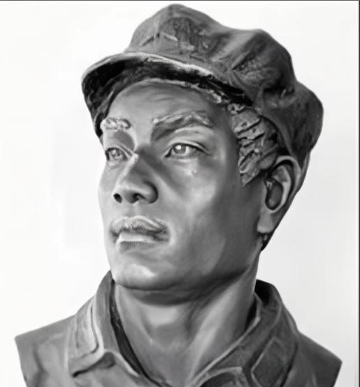 1931年，共产党员罗南辉在监狱无聊，对着狱警悄悄说了几句话，狱警一脸不可置信报