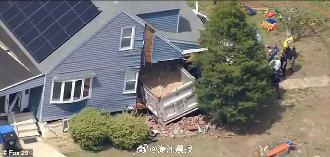 【#美国73吨卡车失控撞入民宅撞飞房主#，无生命危险】美国新泽西州伍德伯里市近日