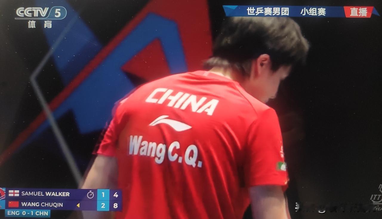 输掉一局比赛，王楚钦“怒”了！

王楚钦与沃克的比赛打得其实一般，主要是对手的基