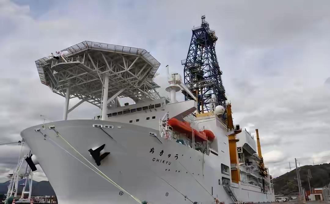 日:阿中颤抖吧
中:你这也没发烧啊，说什么胡话
日:你们猜我在海底发现了什么
中