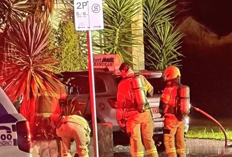 【澳大利亚再现疑似反犹事件：贴有“光明节快乐”标语车辆遭纵火】海外新鲜事 澳大利