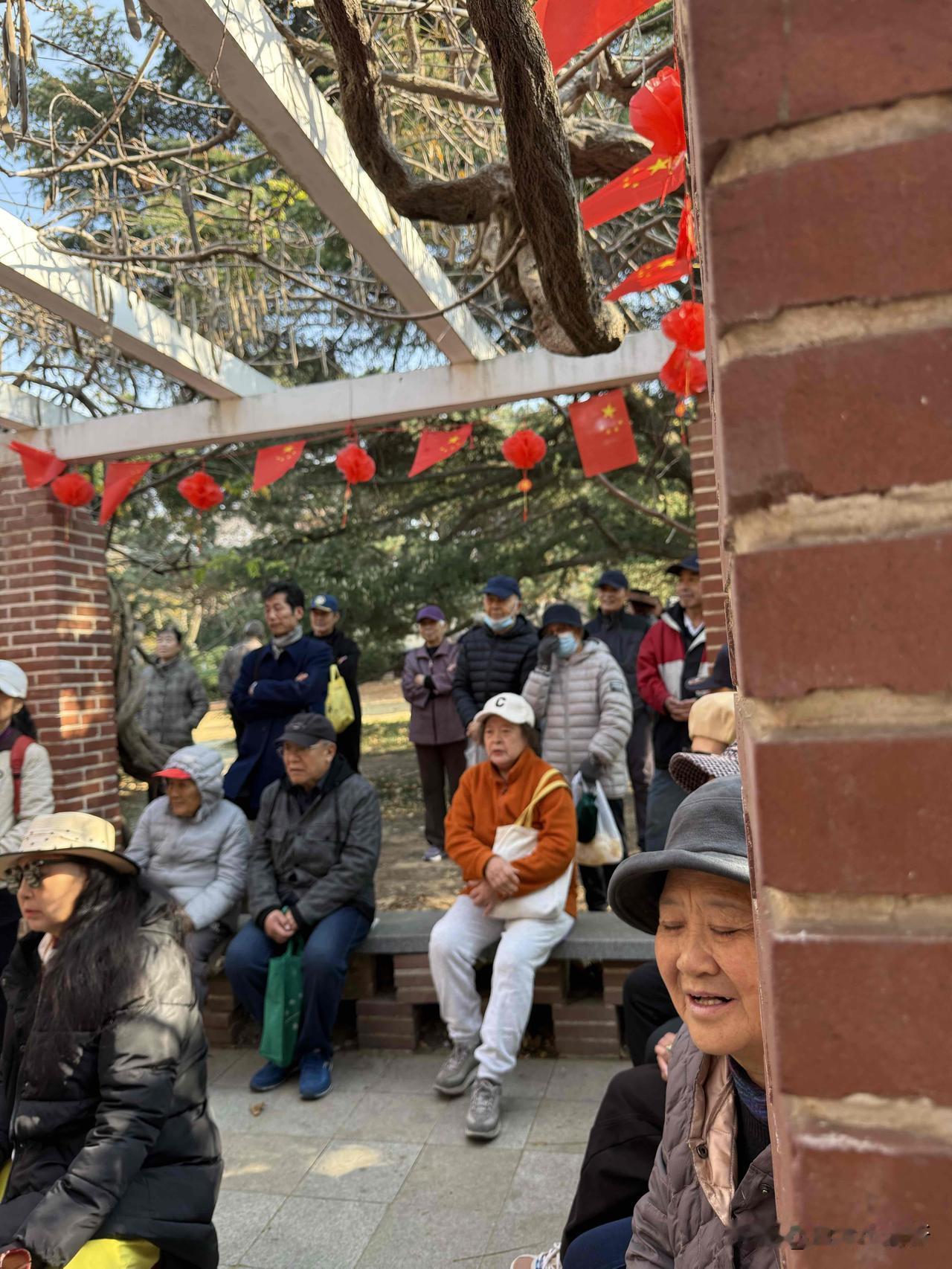 我昨天上午去了青岛紫藤艺术团看演出了，我简单的介绍一下青岛紫藤艺术团吧，这是在青