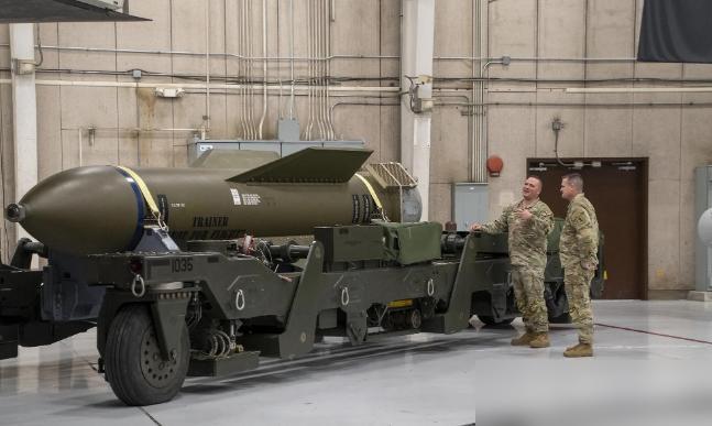 这枚重达13.6吨的美军王牌炸弹，完好无损地落在了伊朗人手里。

这事儿说出来真