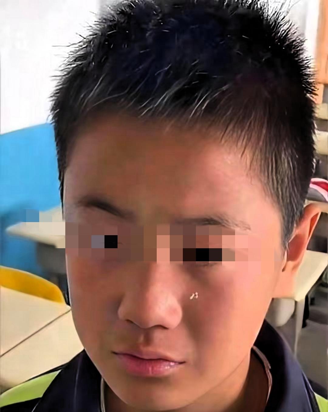 长沙一位班主任在办公室批评一名男生。老师问道："你爸爸是做什么工作的？"男生回答