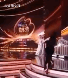 #张小斐是有点功夫在身上的#咱们就是说一般人肯定摔倒了，还不是张小斐有点功夫，要