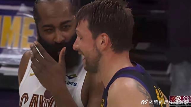 《哈登在第三节偷偷跟东契奇密谋什么？导致骑士第三节直接溃败！ 最终骑士113比1