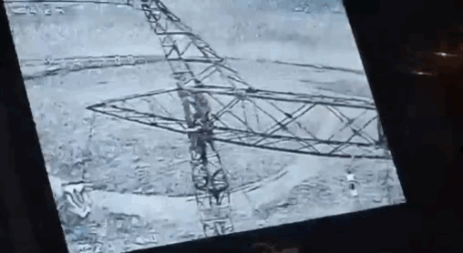 由于没有星链，俄军士兵不得不冒着生命危险爬上电塔安装Wi-Fi无线网桥，试图恢复