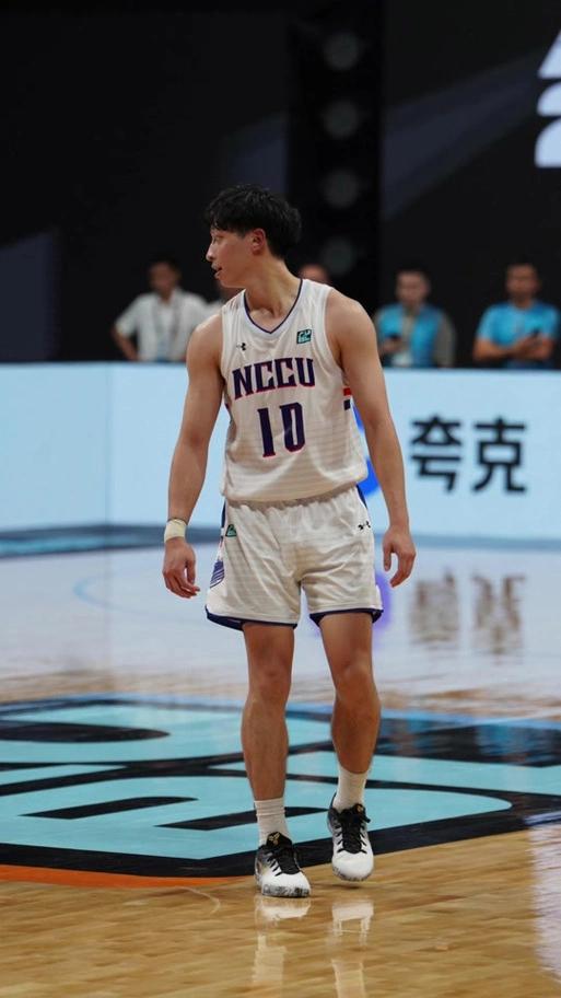 CBA选秀状元出炉！广州龙狮选了个来自中国台北的185cm控卫宋昕澔。自从陈盈骏