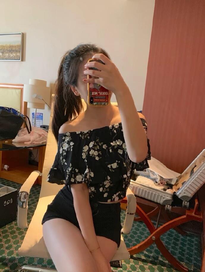 度假风穿搭，黑白花卉露肩上衣搭配黑色短裤，轻松自在！🌞👗🏖️
