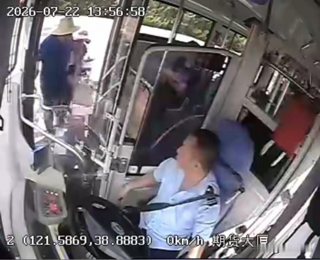 跨越千里的温暖！太原轮椅老夫妇游大连，公交司机暖心全程相助

一座城市的温度，往