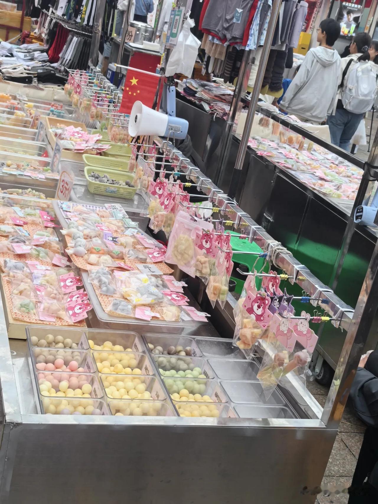 今天逛街，突然出现好多开始卖“蜡瓶糖”的，
这种蜡瓶糖，色素，添加剂，摆摊的还没