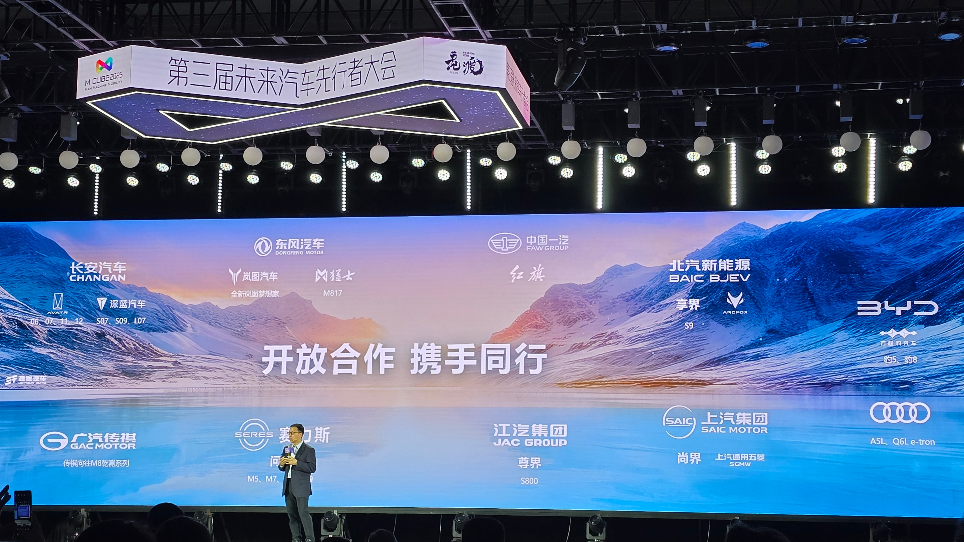 华为智能汽车解决方案 BU CEO 靳玉志说，昨晚尊界 S800 发布后，70%