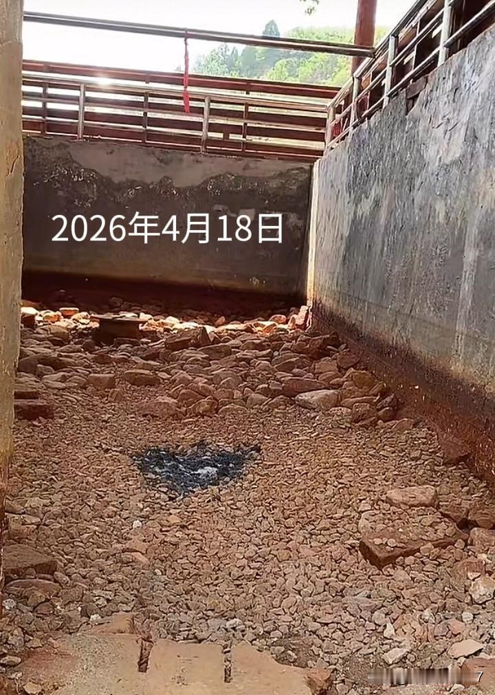 郑州贾鲁河源头的复涌134天小喷泉，已经在昨天（4月17日）正式断流。
此前，网