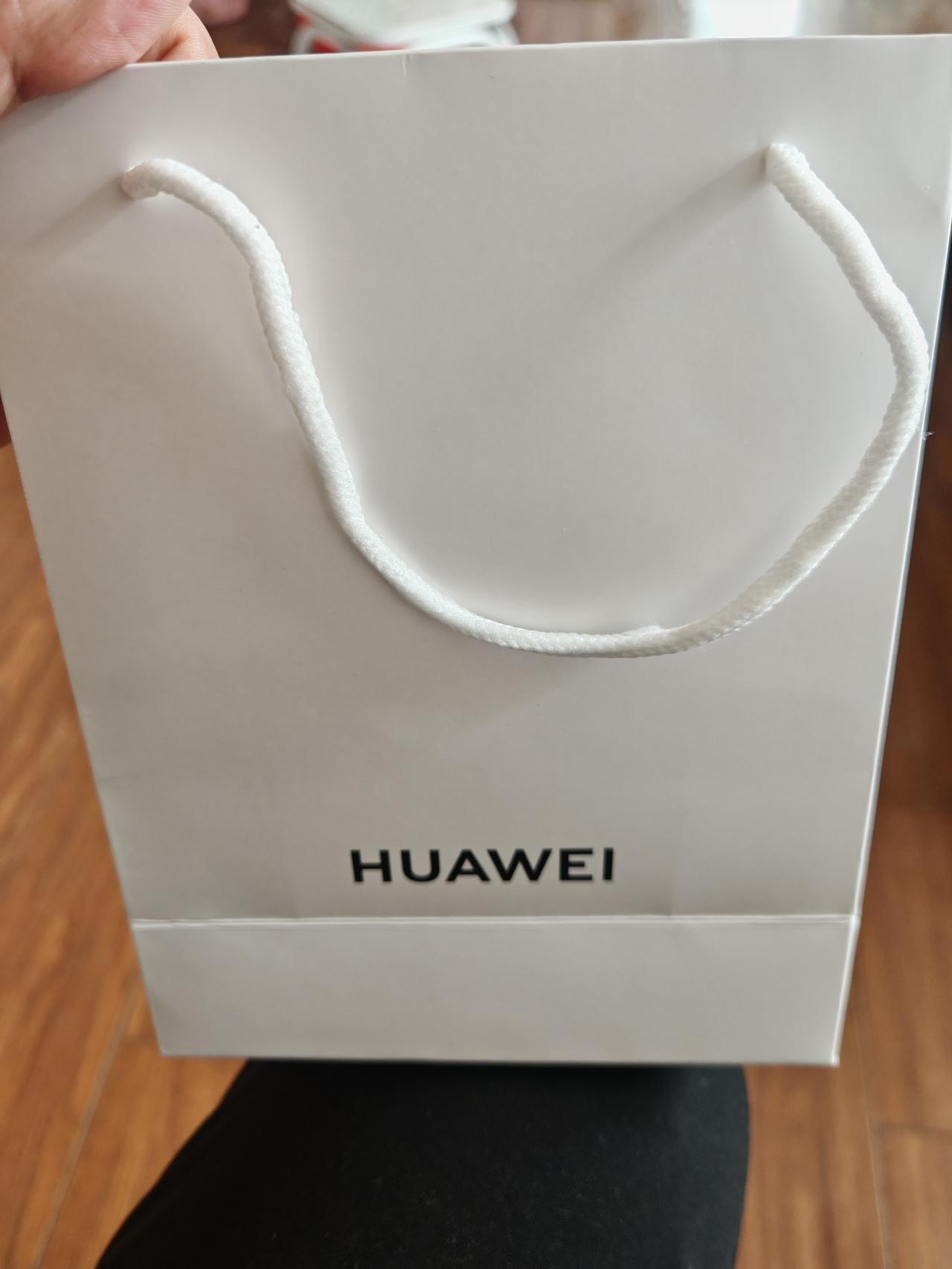 前天晚上我看到了它，它是那么的漂亮，真想把它戴在手上，好好的运用它，好好的呵护它