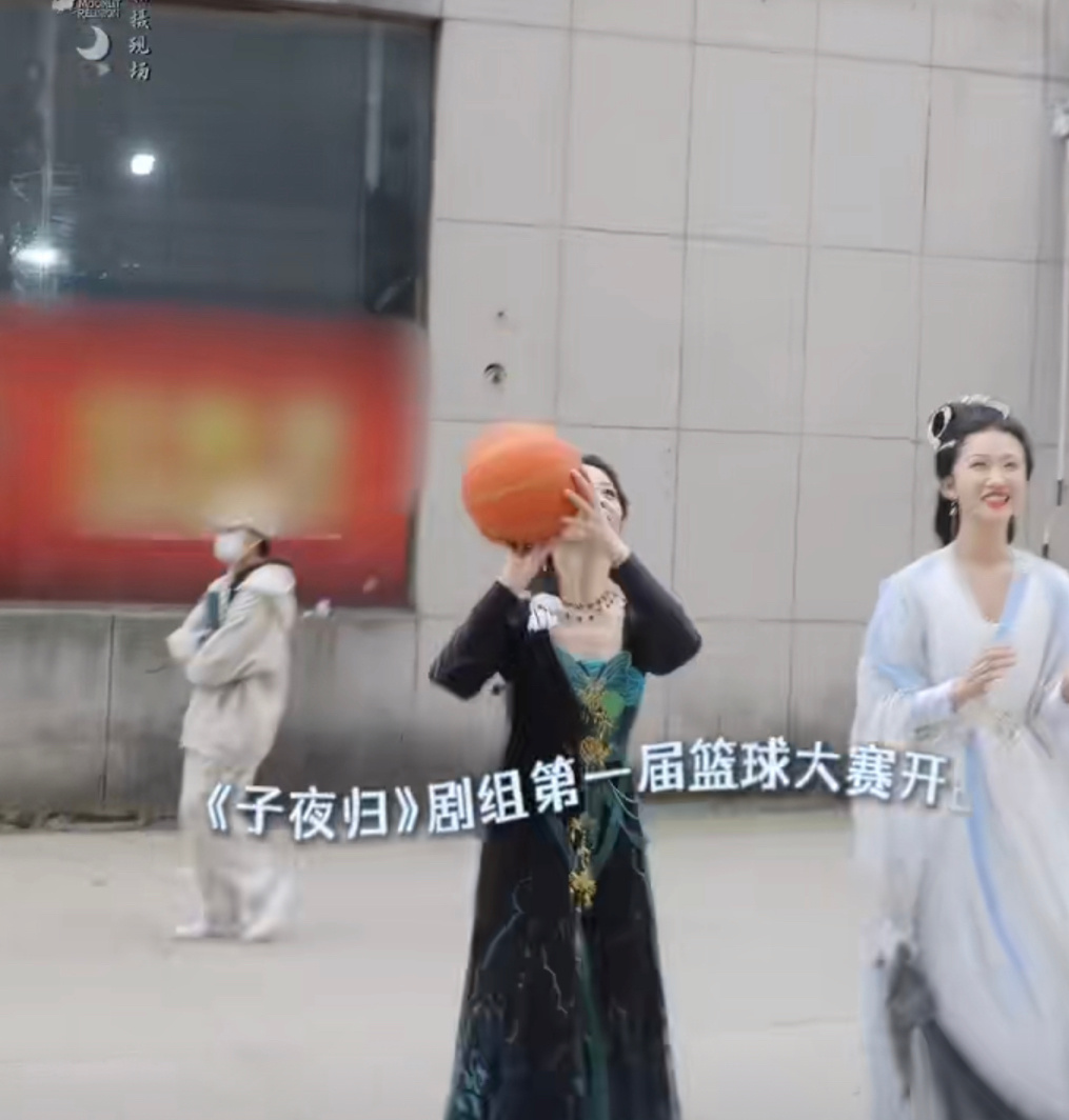 田曦薇王佳怡《子夜归》打篮球花絮，这样的剧组环境好幸福啊！ ​​​