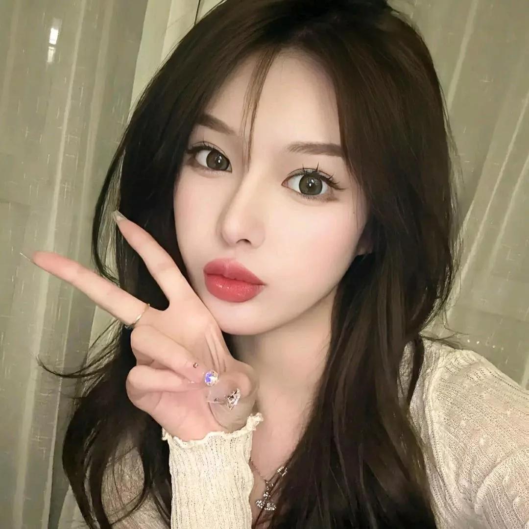 粉面含春微一笑，似画眉间玉环。绯颜浅笑 花颜笑语 一笑嘴千愁 花颜言笑 一笑颜开