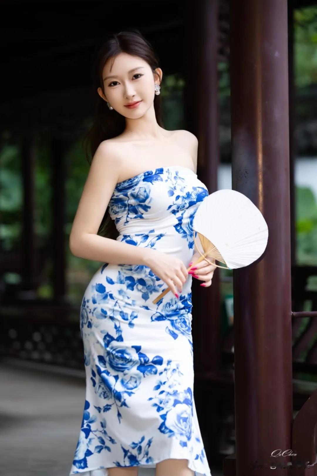 你喜欢哪一种气质的美人?
像古典瓷器中盛开的现代玫瑰，矛盾却和谐得惊心动魄。