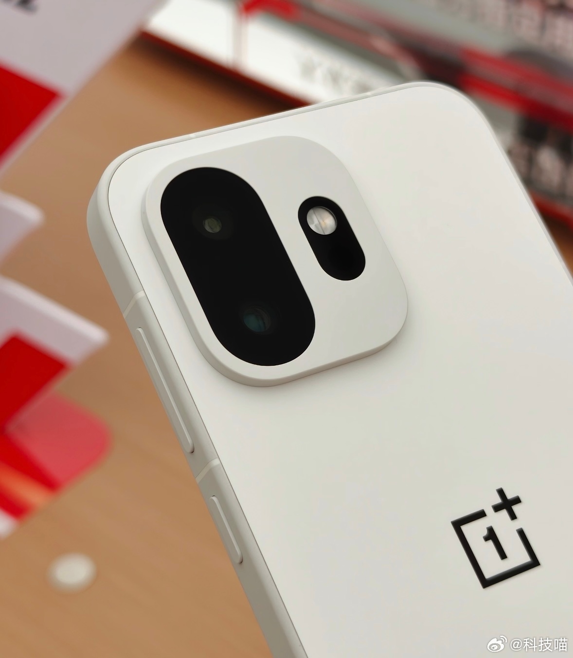 为何中端手机集中涨价因为内存厂商价格上涨，手机厂商的成本高了，手机价格不涨价就要