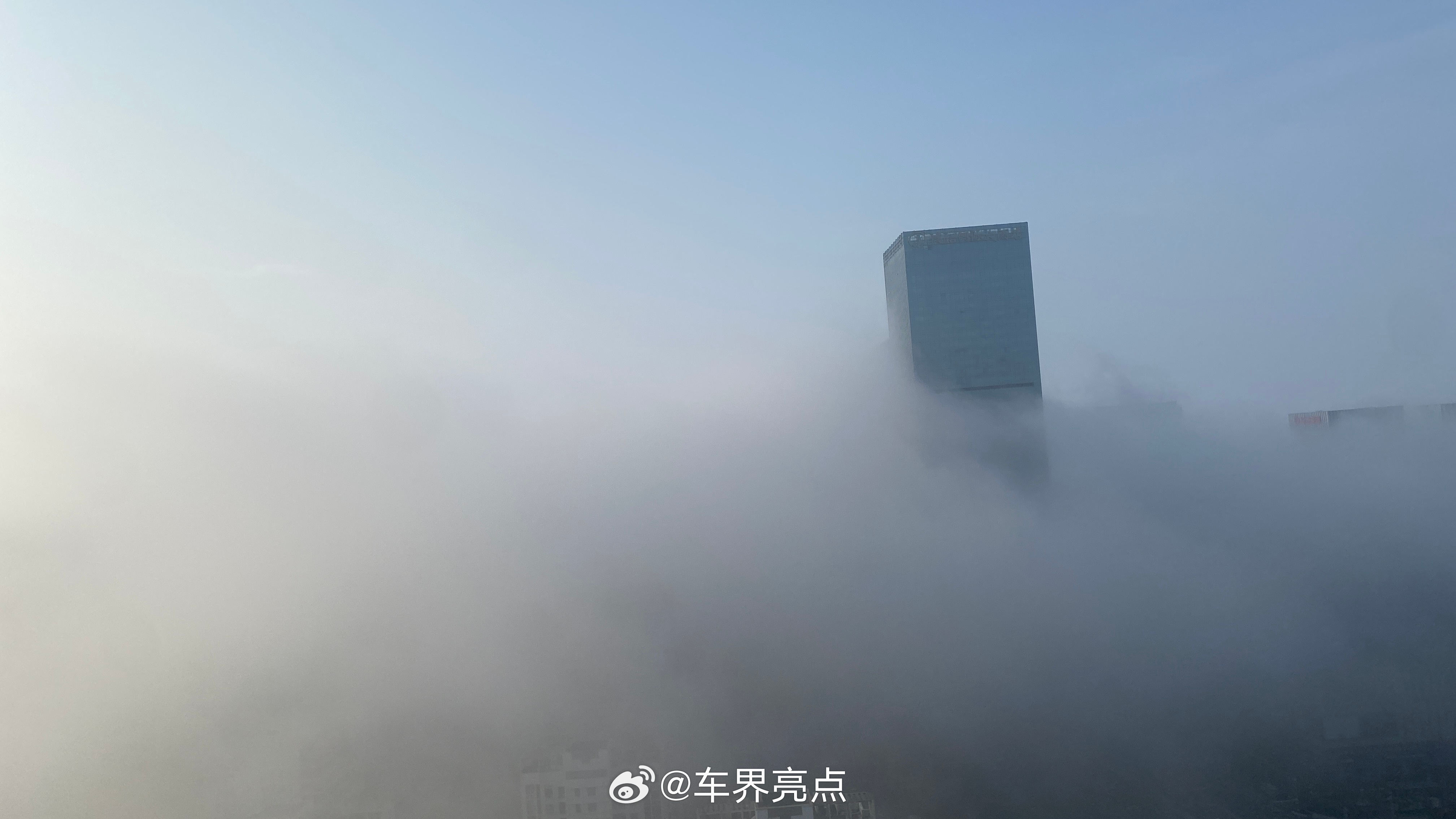 在青岛海边拍到的流雾因为济南是干热所以见到雾的几率很少反而海边很容易起雾虽然潮湿