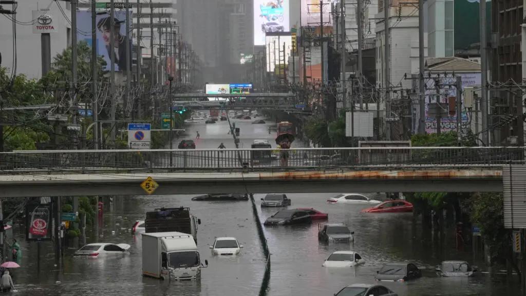 泰国曼谷遭遇罕见暴雨，有点吓人[惊呆]
67岁的店主索姆基德站在自家店里，水已经
