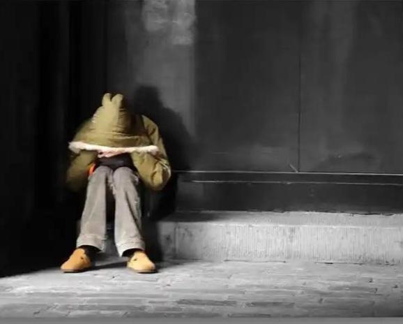 上联：读世间名著，求下联思当下迷茫